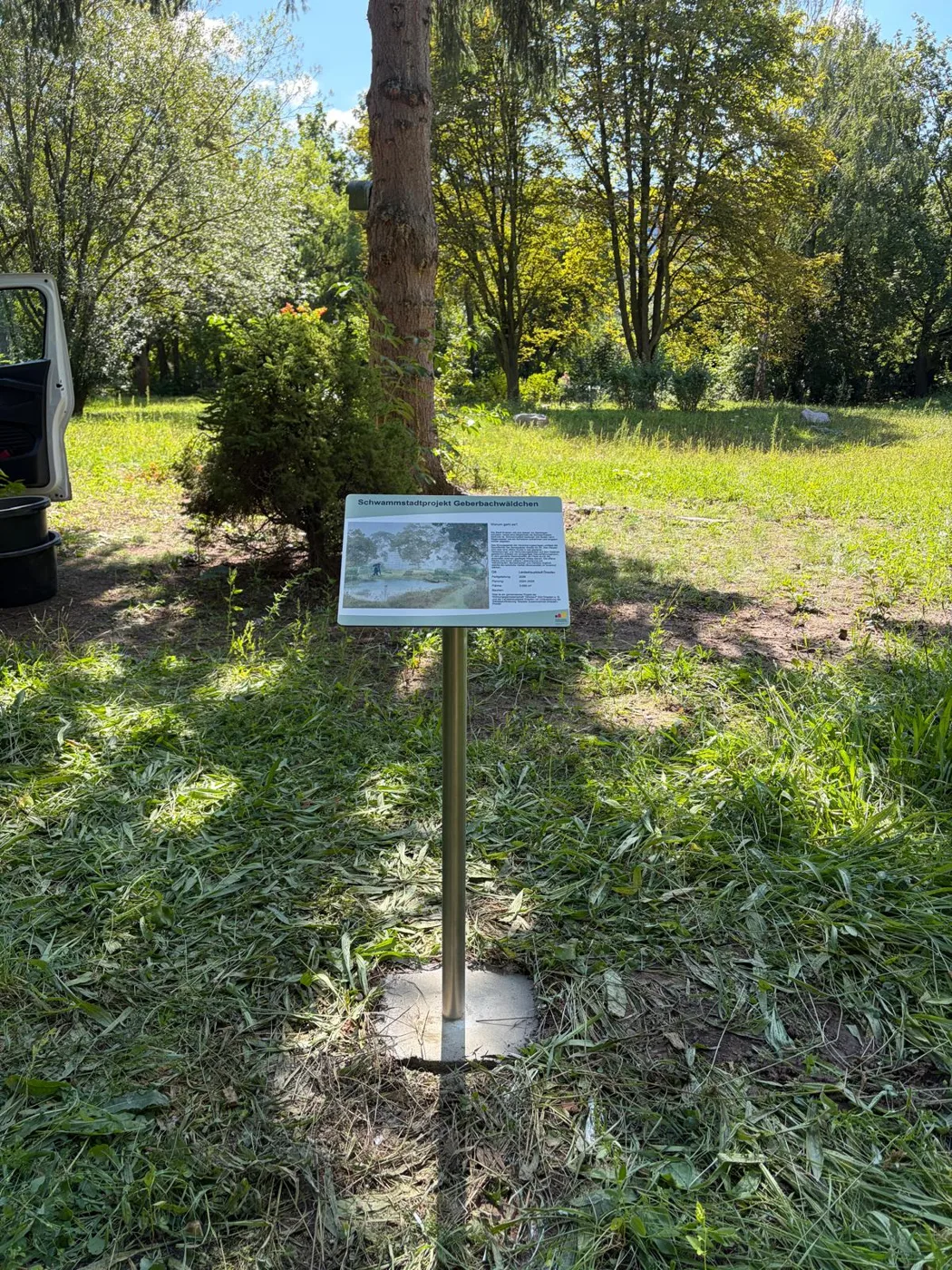 Edelstahl-Pultaufsteller mit fester Platte in offener Landschaft