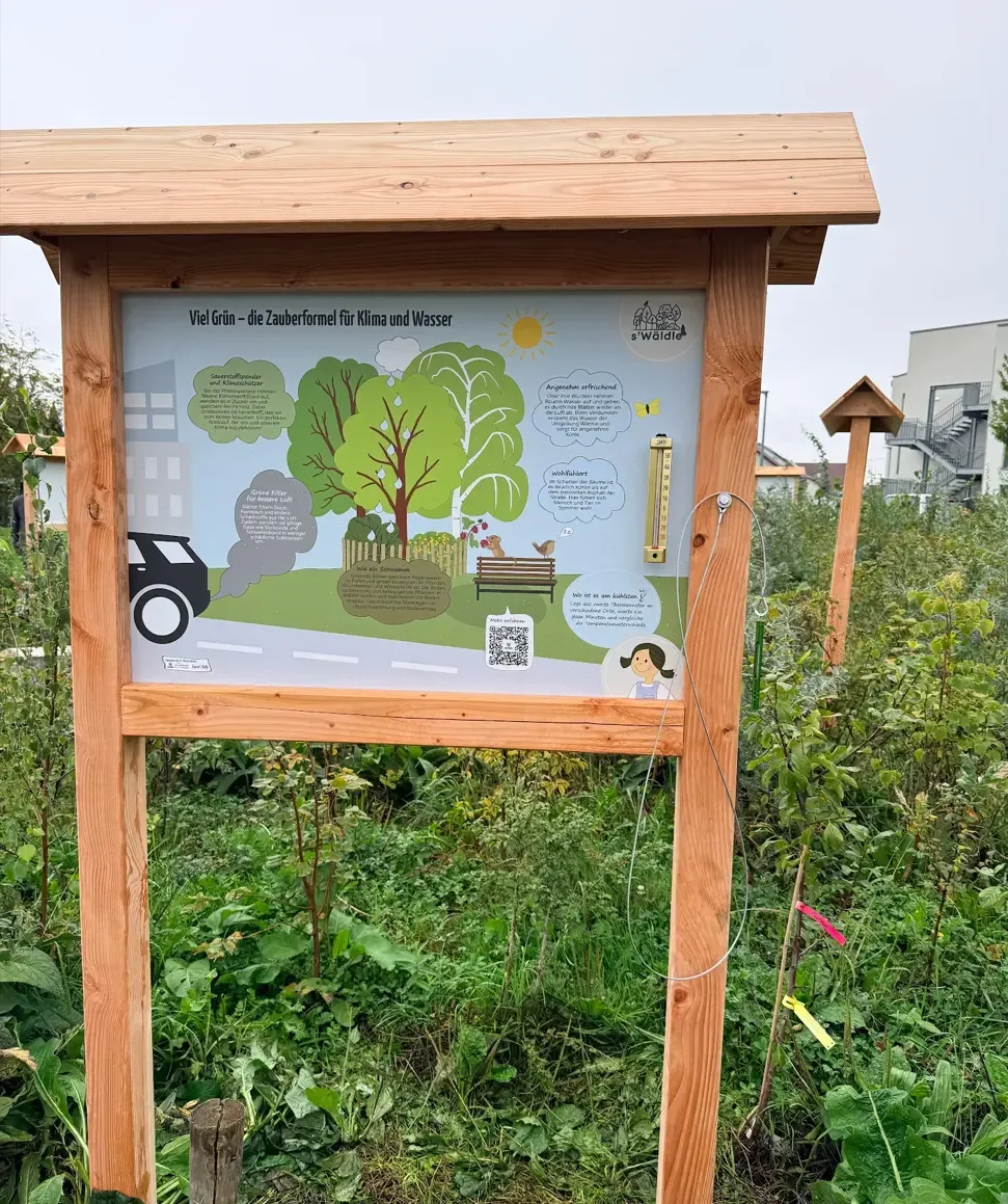 Holz-Infotafel mit Thermometer und Klimainformationen