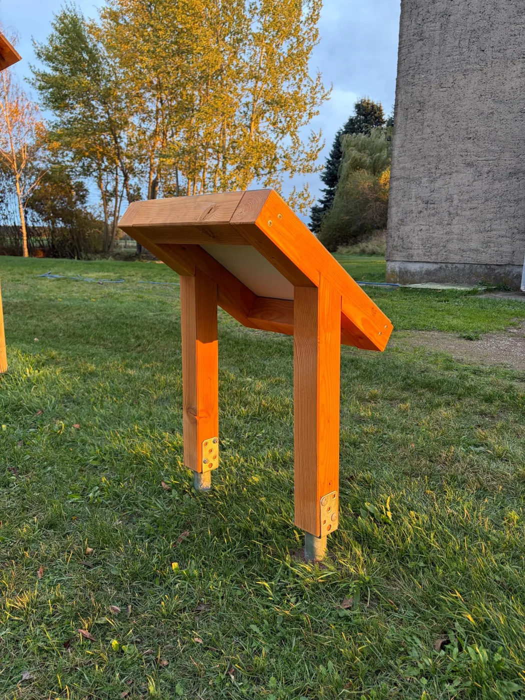 Rückansicht eines Zweibein-Pultaufstellers aus Holz