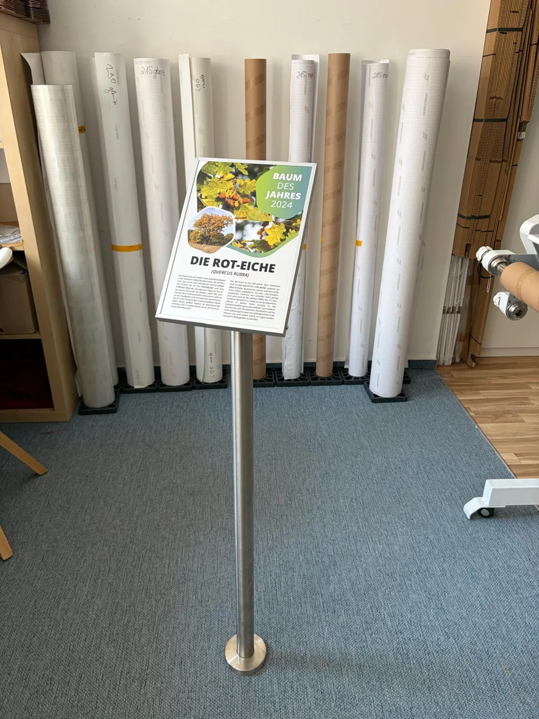 Edelstahl-Pultaufsteller mit fester Platte in der Werkstatt