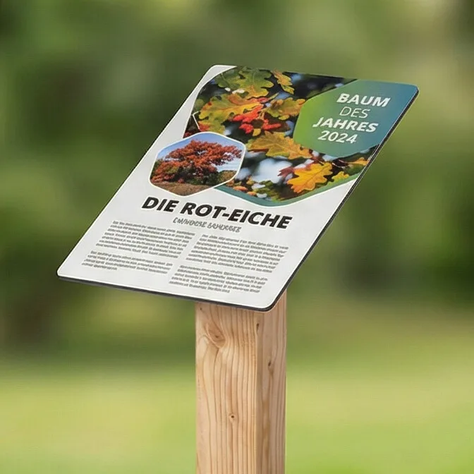 Detail des Lärchenpfostens eines Holz-Pultaufstellers