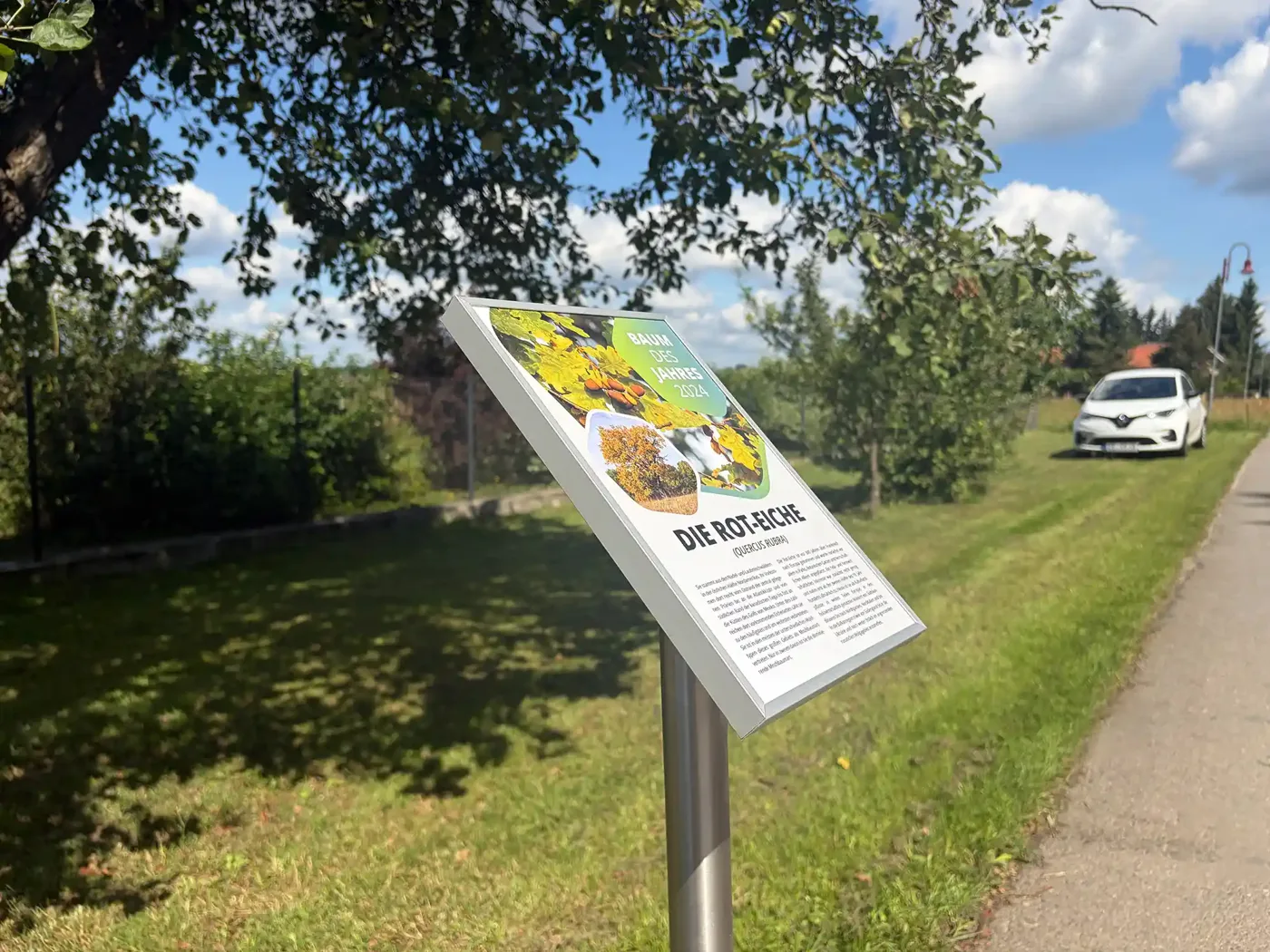 Seitenansicht eines Edelstahl-Pultaufstellers mit Wechselrahmen
