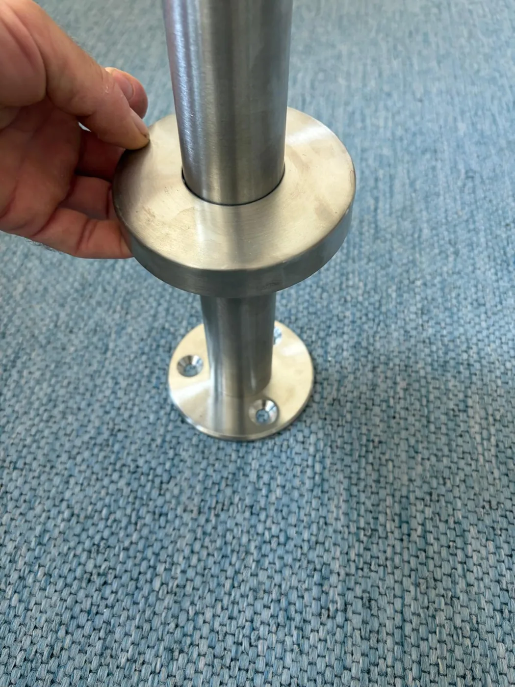 Detail des runden Edelstahl-Flanschs zum Aufschrauben am Pultaufsteller