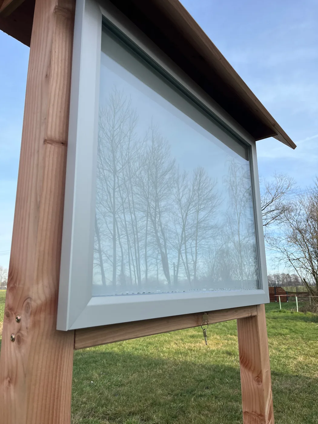 Detail der Glasfront des abschließbaren Schaukastens